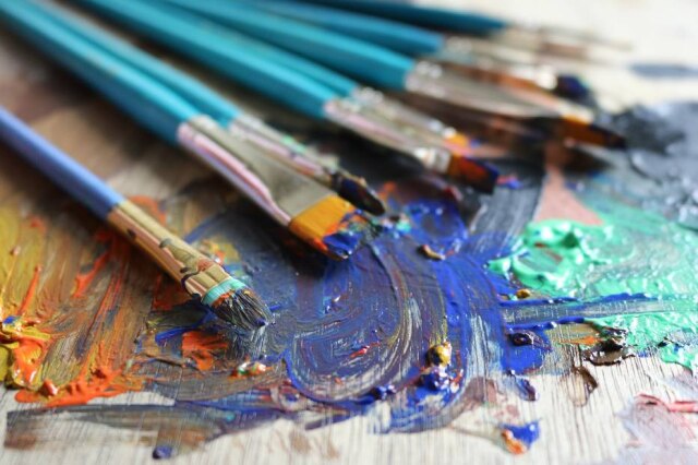 Shajan/Pixabay Menina com síndrome de Down vende obras na internet que ela mesma produz.