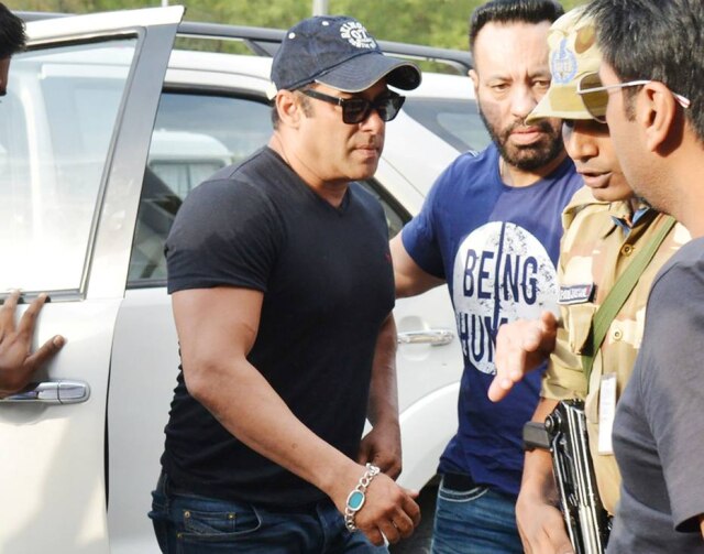 AFP Photo/Divulgação Salman Khan chegando ao aeroporto de Jodphur após Justiça colocá-lo em liberdade.