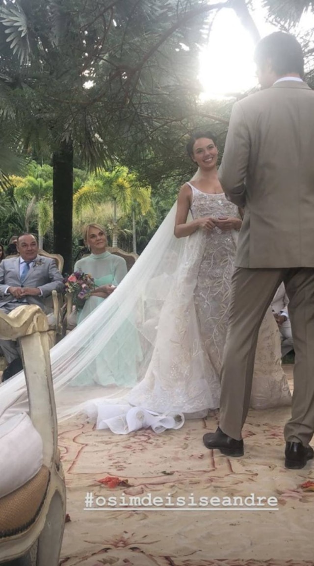 Instagram / @sampaio_carol A promoter Carol Sampaio, que foi uma das madrinhas do casamento, compartilhou no stories do Instagram detalhes da cerimônia.
