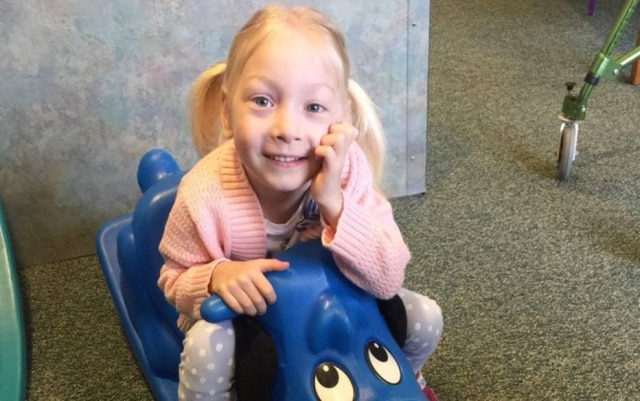 Facebook / Mighty Miss Maya - Will to Walk Maya, que tem paralisia cerebral, conseguiu dar os primeiros passos sem apoio após uma cirurgia na coluna.