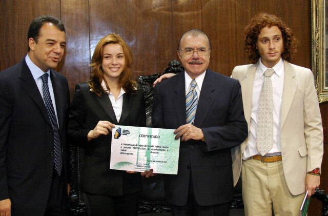 Rafael Neddermeyer / Estadão Regiane Alves e Daniel Zetter junto a Sérgio Cabral, então presidente da subcomissão do idoso no Senado e José Sarney, então presidente do Senado. Foto tirada em 4 de setembro de 2003.