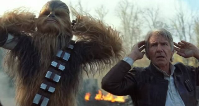 Reprodução de 'Star Wars: The Force Awakens' (2015) / Disney | YouTube / @Star Wars Chewbacca e Han Solo, personagens de 'Star Wars'