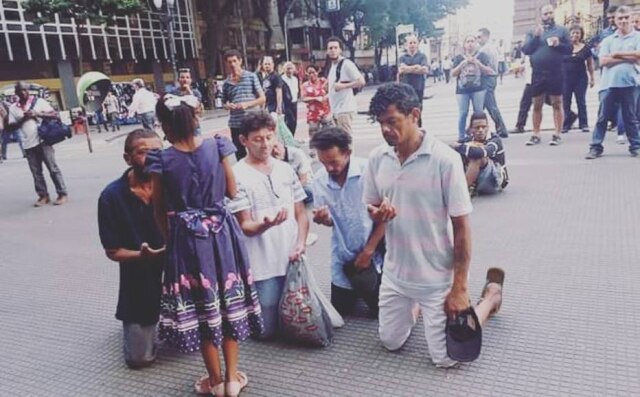 Instagram / @vitoriadedeus Menina ora e profetiza melhoras na vida de pessoas que passam por onde ela se apresenta.