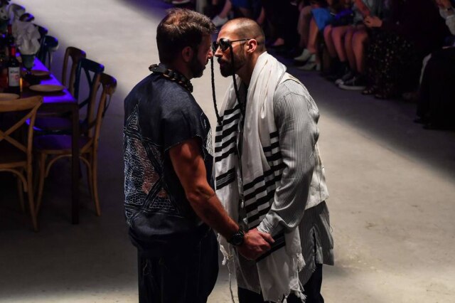 NELSON ALMEIDA / AFP Modelos apresentam criações de Ronaldo Fraga na São Paulo Fashion Week