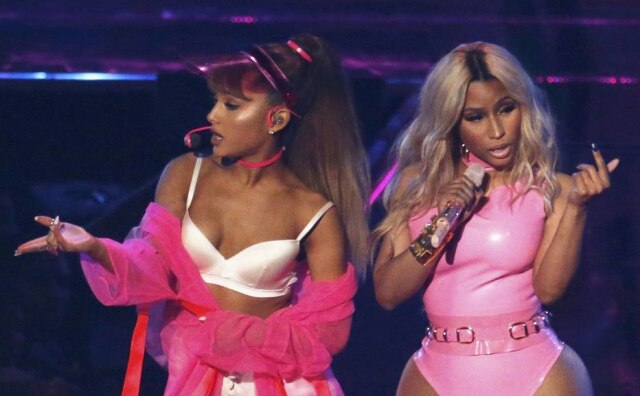 Lucas Jackson/Reuters Ariana Grande e Nicki Minaj durante o MTV Video Music Awards, em 2016, em Nova York.