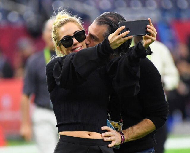 Robert Deutsch/USA TODAY Sports Lady Gaga e Christian Carino no Super Bowl de 2017.