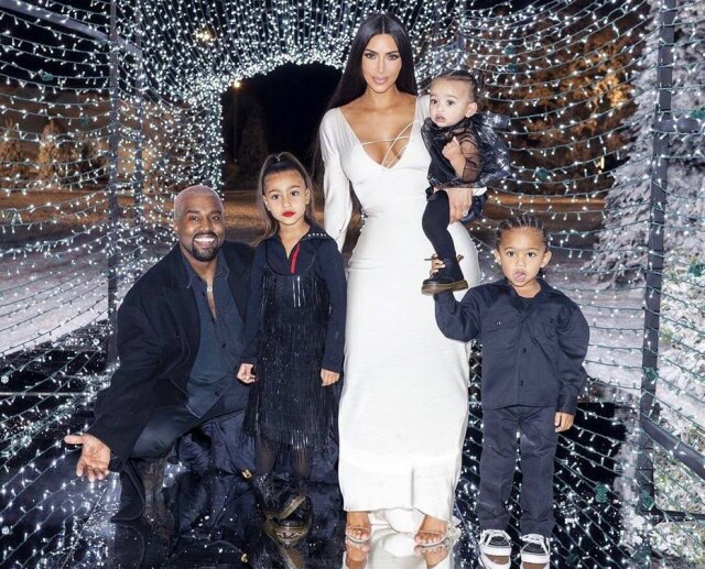 Instagram/@kimkardashian Kim Kardashian e Kanye West com os filhoa North, de cinco anos, Saint, de três anos, e Chigaco, de um ano.