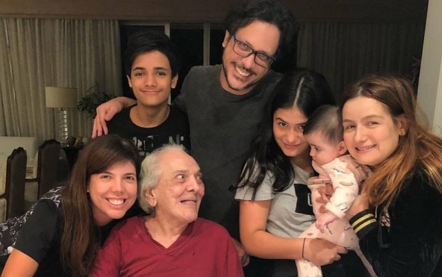 Instagram / @luciomaurofilhooficial Lucio Mauro em festa de aniversário ao lado de sua família.