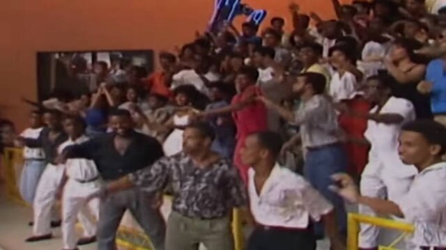 Reprodução de 'Domingão do Faustão' (1989) / Globo Homens e mulheres dançam animados durante a estreia do 'Domingão do Faustão'.