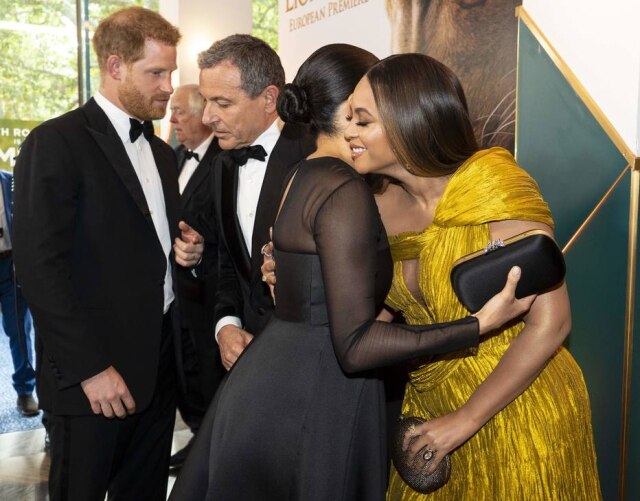 Niklas Halle'n / Pool / AP Meghan Markle e Beyoncé se encontram durante a premiere europeia do live-action de 'O Rei Leão', em Londres, em 14 de julho.