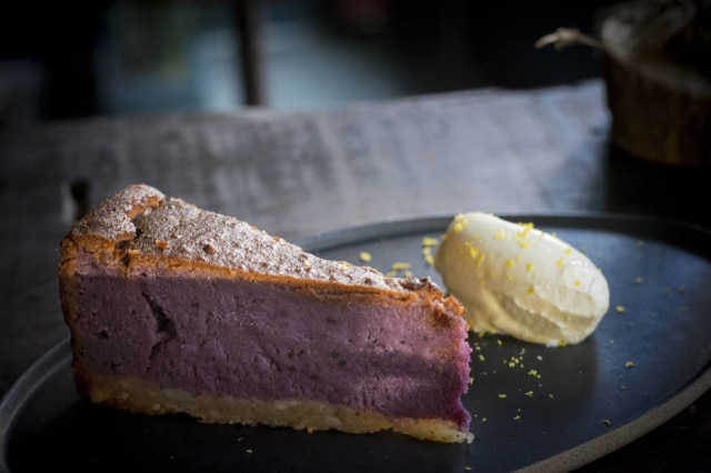 Bruno Sotto Torta de batata doce roxa servida com creme de nata, criação do confeiteiro Rodrigo Ribeiro