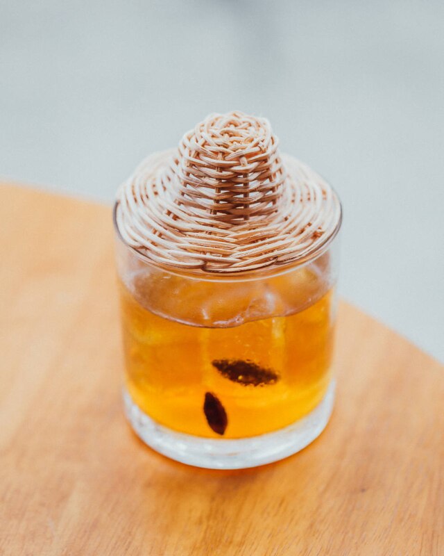 Samuel Antonini Velha Guarda, do Arp, uma versão de old fashioned, com envelhecido com baru e maple syurp