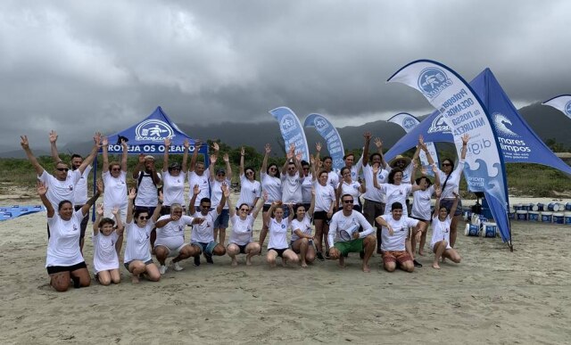 Ecosurf / Divulgação Mutirão com participação de voluntários retirou lixo de praia do litoral de São Paulo