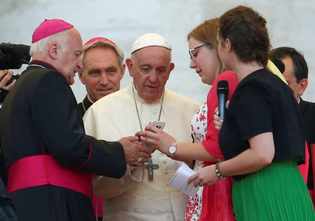 Alessandro Bianchi/ Reuters Papa Francisco envia uma mensagem de telefone celular no fim de uma audiência com servidores de altar na praça de São Pedro em 31 de julho de 2018