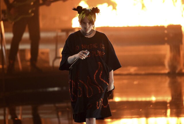 Chris Pizzello/Invision/AP Billie Eilish em apresentação no American Music Awards, em novembro de 2019.
