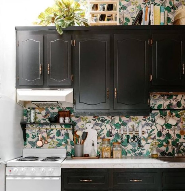 Pinterest/Apartment Therapy Apesar de colorido, o papel de parede vai bem com a marcenaria preta do ambiente