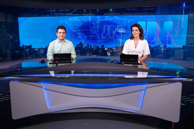 João Cotta/ Globo Marcelo Magno, do Piaui, e Mariana Gross, do Rio de Janeiro, na bancada do 'Jornal Nacional'