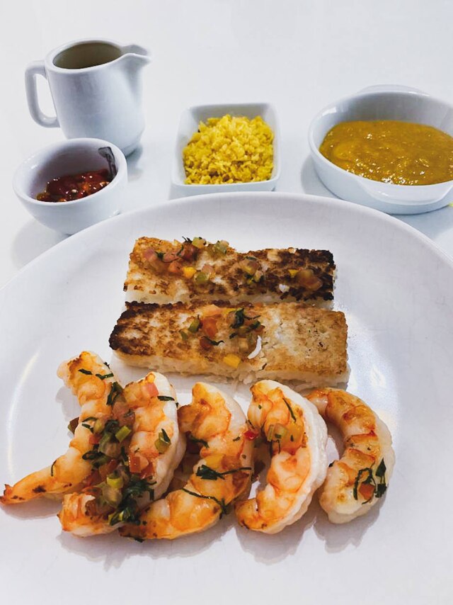 Patrícia Ferraz/Estadão Moqueca de camarão, com terrine de arroz (o arroz enformado e grelhado), farofinha, caldo de moqueca e pirão