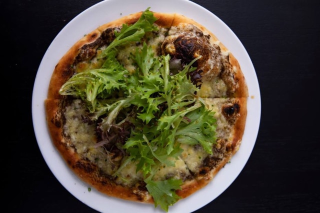 Ricardo D'Angelo Pizza com salsa de trufas negras, queijo comté e fontina e folhas, clássico do chef francês