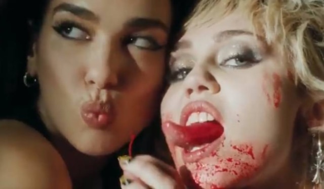Twitter / Miley Cyrus Dua Lipa e Miley Cyrus no clipe 'Prisoner'