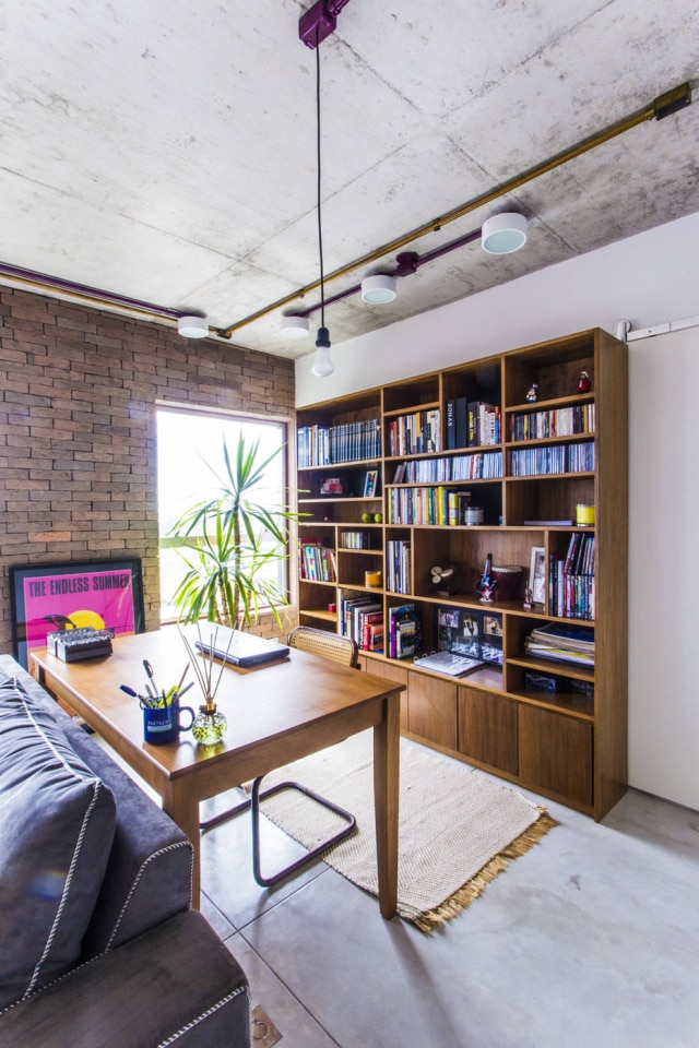 Gabriela Batista/Divulgação Espaço separado para servir de escritório na sala de estar do apartamento com planta aberta