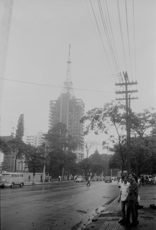 Acervo/Estadão Avenida Paulista antes das obras de alargamento das pistas. A foto, de 1969, mostra as fiações ainda penduradas nos postes. Em destaque, o edifício Grande Avenida atingido por incêndio em 13 de janeiro daquele ano.