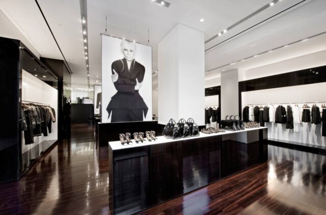 New York Times Pôster de Donatella Versace dentro da loja da Givenchy, em Nova York: ironia na corrida da moda
