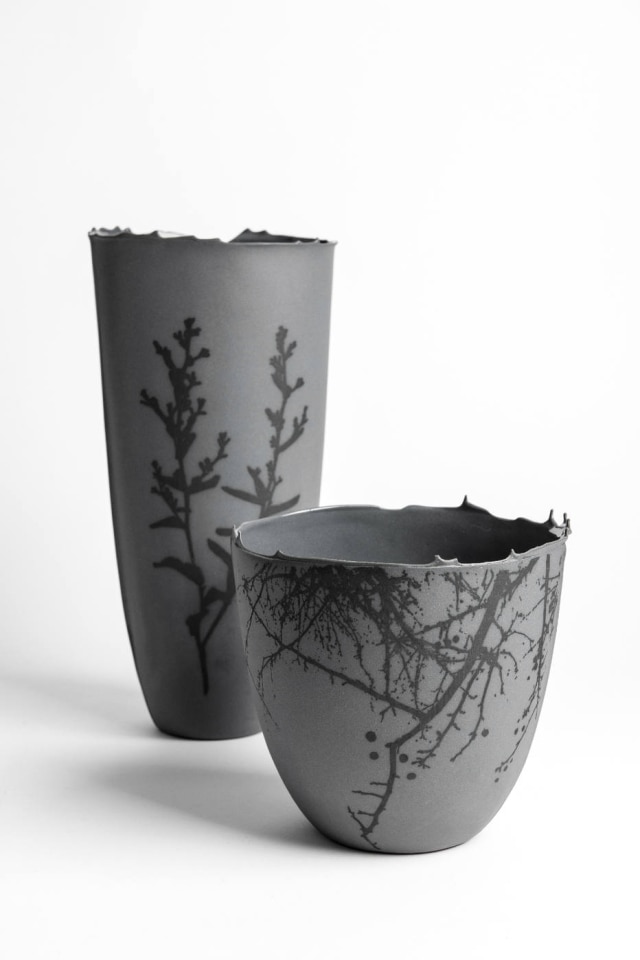 Divulgação Vasos de porcelana de Heloísa Galvão
