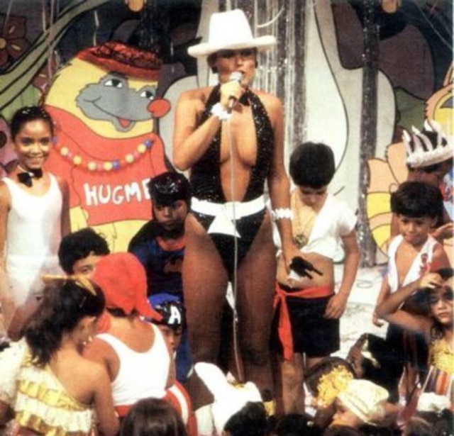 Reprodução Xuxa veste maiô bem decotado para apresentar programa infantil.
