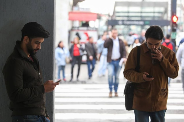 Tiago Queiroz/Estadão No Havaí, multa para quem usar o celular enquanto atravessa a rua pode variar de US$ 15 a US$ 99.