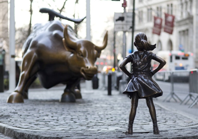 AP Photo / Mark Lenniham Estátua da 'Fearless Girl' em Nova York se tornou atração turística instantânea.