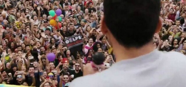Reprodução de cena de 'Sense8' (2017) / Netflix Emissora é associada à palavra 'golpe' em cena da série