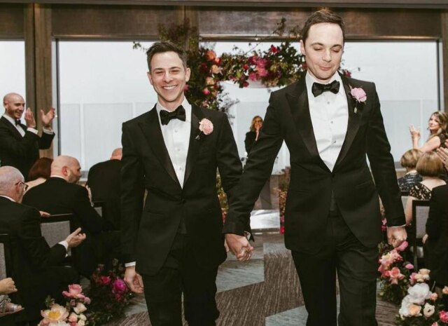 Instagram/therealjimparsons Casamento de Todd Spiewak e Jim Parsons aconteceu no Rockefeller Plaza, em Nova York