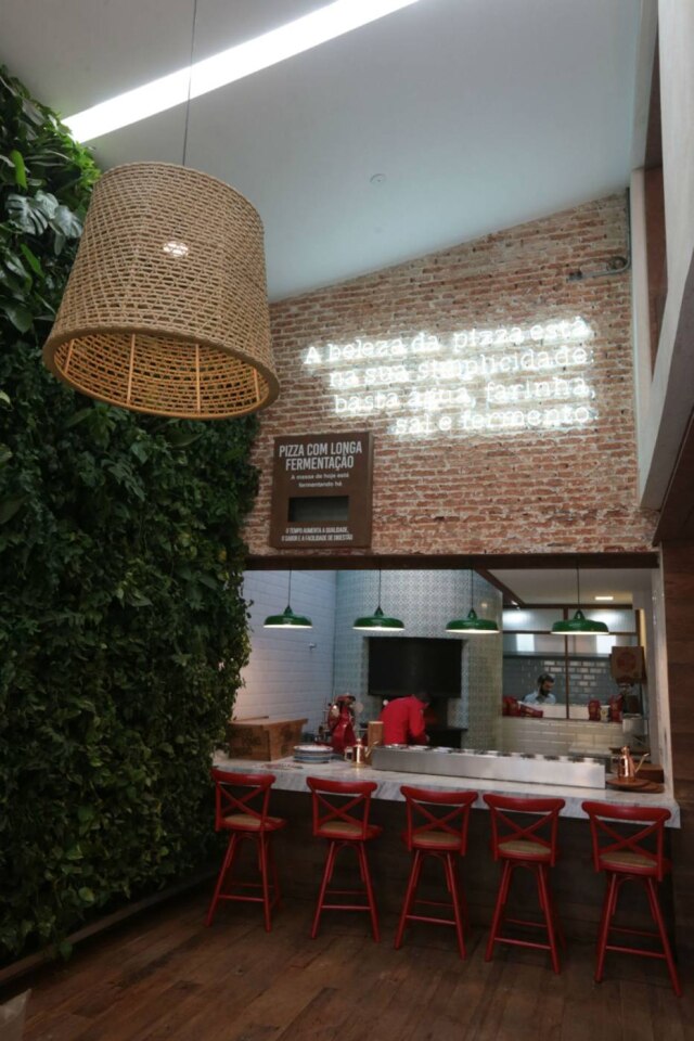 Alex Silva|Estadão Ambiente. Na parede acima do forno de pizza um cronômetro mostra há quantas horas a massa está fermentando