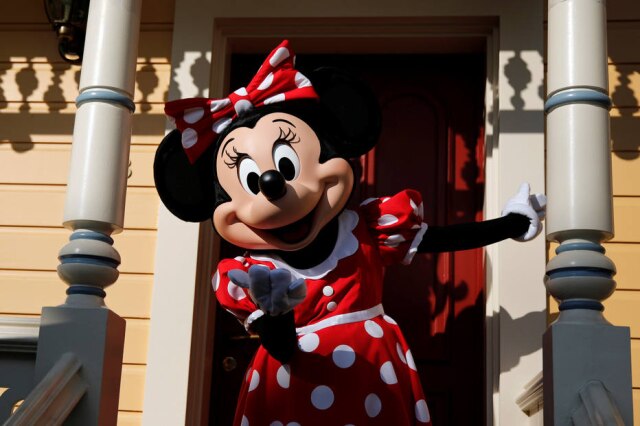 Benoit Tessier/Reuters Uma confeitaria na Arábia Saudita fez bolo aterrorizante da personagem Minnie Mouse e um usuário do Reddit compartilhou o resultado final