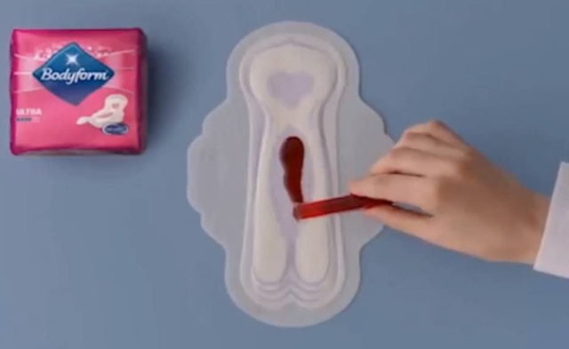 Reprodução de peça publicitária de Bodyform Comercial se inicia com sangue sendo derramado em um absorvente