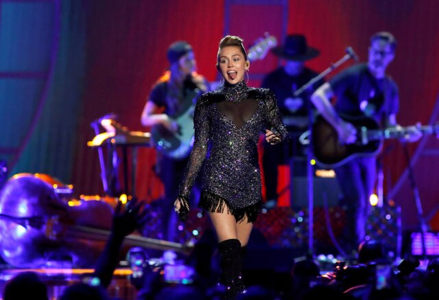 REUTERS/Steve Marcus Miley Cyrus enviou um vídeo para fã, que está no hospital após ser atingida por tiros durante ataque em Las Vegas.