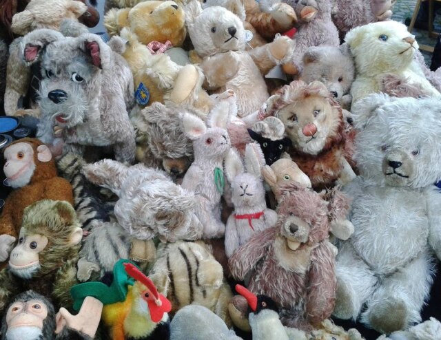 Pai emociona filho no Natal ao dar macaco de pelúcia com voz da mãe que morreu no ano passado