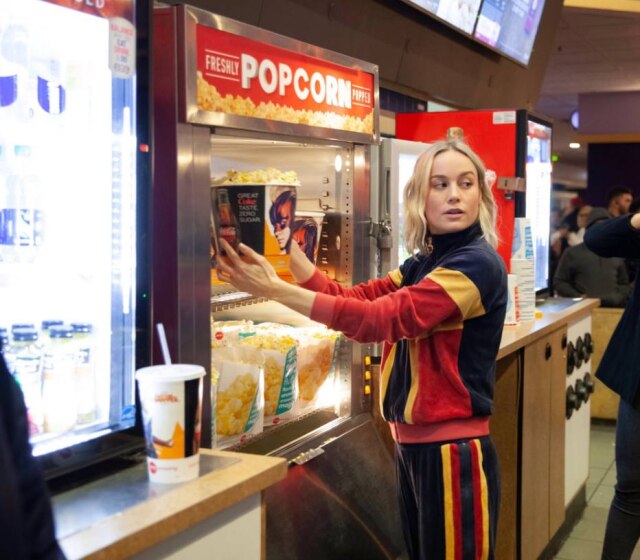 Twitter/@captainmarvel Brie Larson ajudou a servir pipoca em uma sessão do filme 'Capitã Marvel'.