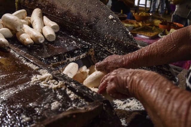 Juan Lopez Delgado A farinha de mandioca de Santa Catarina resiste, produzida em engenhos artesanais