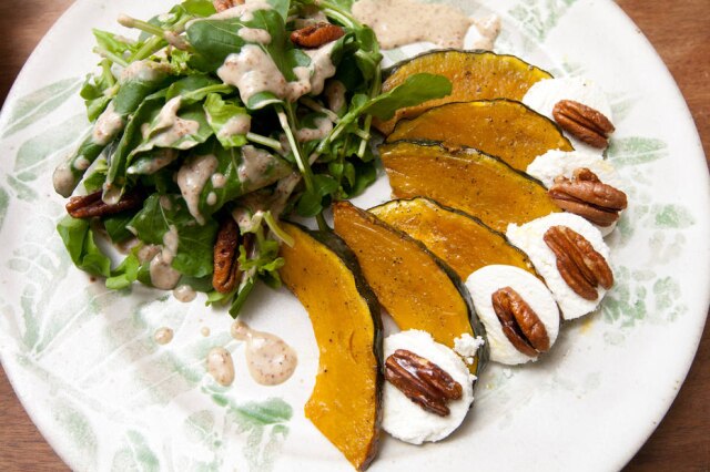 Paula Carrubba Salada de abóbora, noz-pecã, queijo de cabra e rúcula.