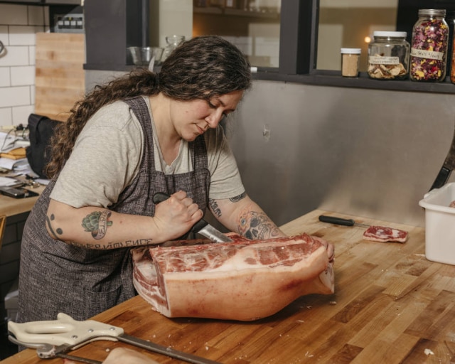 Lauren Garaventa corta costelas bovinas em seu açougue e restaurante, The Ruby Brink, em Washington