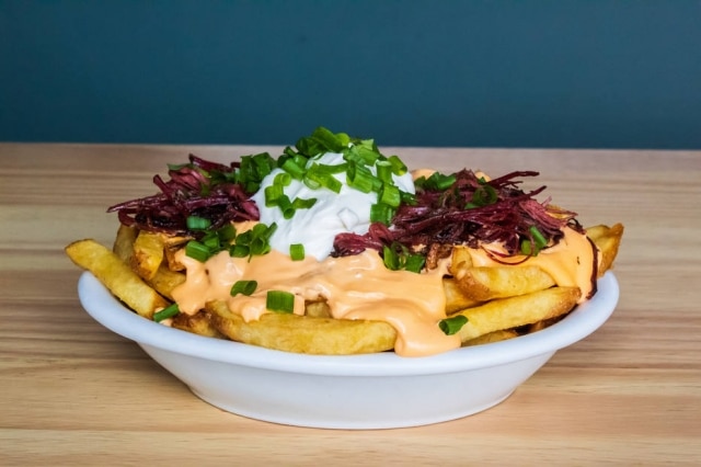 Gustavo Breno As pastrami fries, do ZDeli, com pastrami desfiado, queijo fundido e sour cream.