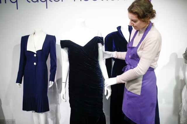 Henry Nicholls/Reuters Vestido que princesa Diana usou em 1985 foi leiloado por mais de R$ 1 milhão.