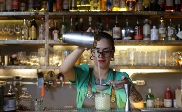 Nilton Fukuda/Estadão A bartender Alice Guedes comanda o balcão do Guarita ao lado de Jean Ponce
