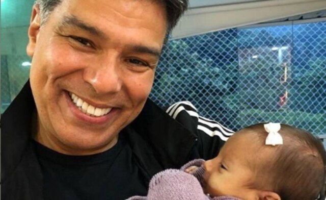 Instagram / @mauriciomattar Maurício Mattar com sua neta Esmeralda, nascida em 16 de abril de 2020