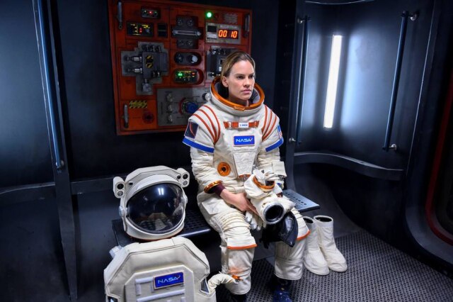 Diyah Pera/ Netflix Hilary Swank interpretando Emma Green no episódio 101 da série 'Away'