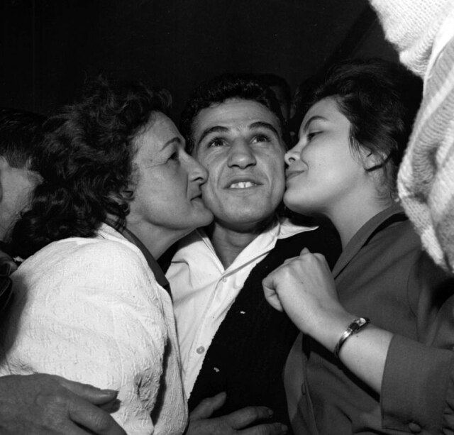 Vizzoni/ Estadão O pugilista Eder Jofre recebe o carinho de fãs, São Paulo, SP. 1963.