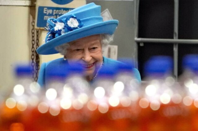 Andrew Milligan/Pool via REUTERS A rainha Elizabeth II visita fábrica da AG Barr's, produtora de bebida a base de cafeína, em Cumbernauld, na Escócia.