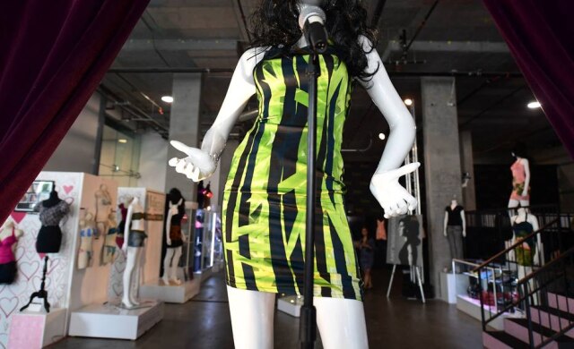 Frederic J. BROWN / AFP O vestido usado por Amy Winehouse em sua apresentação final durante a turnê do Festival de Verão de 2011 para um concerto em Belgrado.
